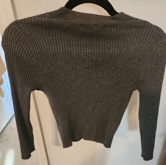Like New Size M Forever 21 Long Sleeve Crop Top in Grey - Picture 2 of 4